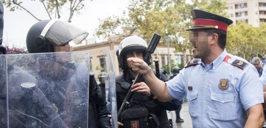 Agentes de la Guardia Civil  y de los Mossos d’Esquadra  se encaran en varios colegios