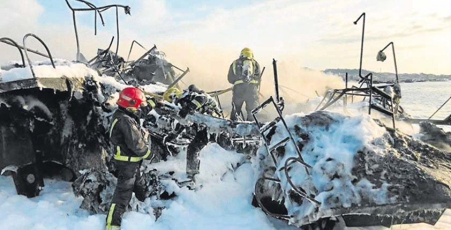 Apuntan a una explosión en la cocina como causa del incendio del catamarán