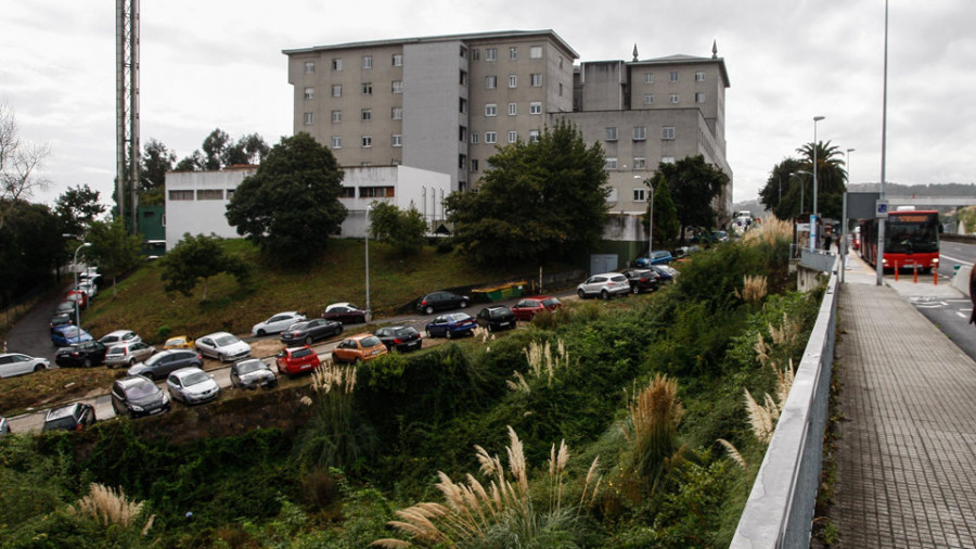 El Consistorio pide que la Xunta habilite un parking en un solar junto al Materno