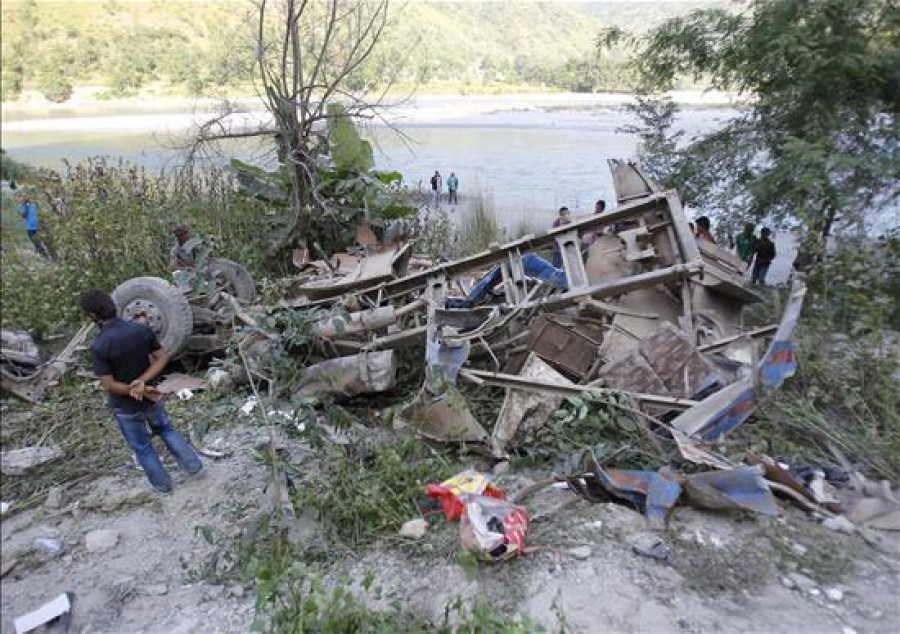 Al menos 29 muertos y 11 heridos al despeñarse un autobús en Nepal