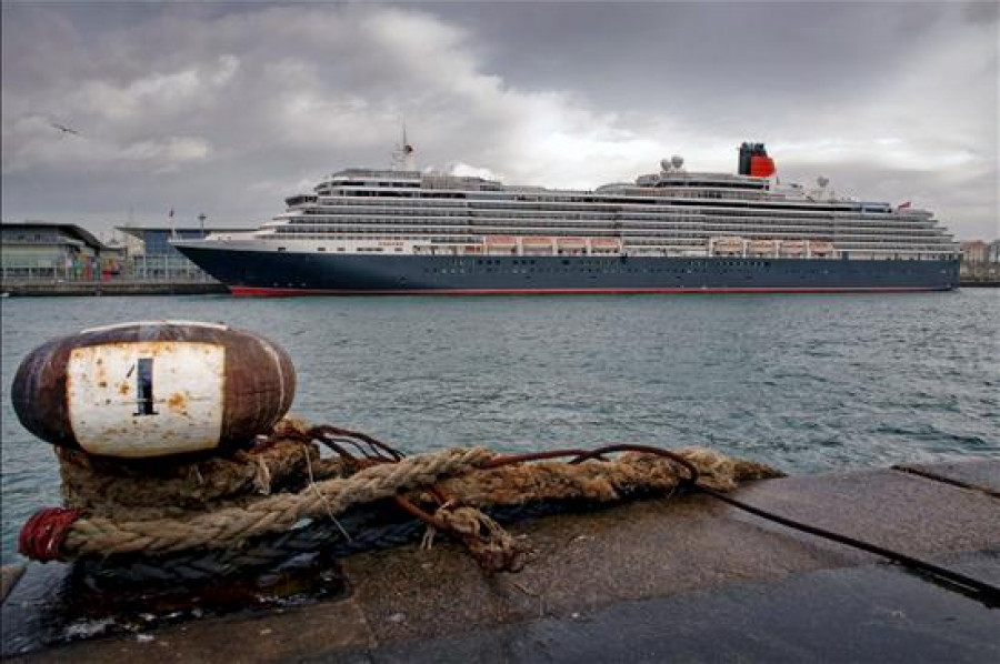 El crucero "Queen Victoria" dona en A Coruña 20 toneladas de menaje del hogar