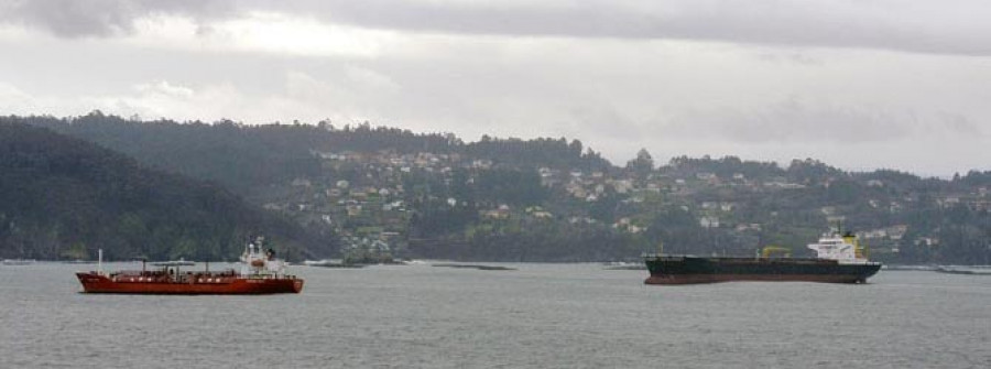 El oleaje impide a los buques atracar en el muelle y los obliga a fondear en Ares