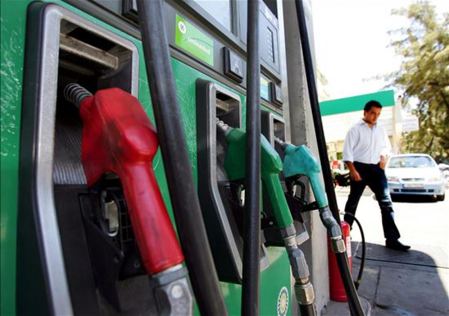 El gasóleo baja el 0,97 por ciento y la gasolina está a 1 céntimo de su precio máximo