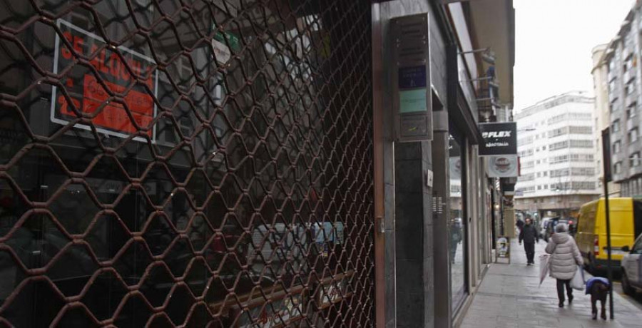 La calle de Federico Tapia vuelve a sufrir una oleada de cierres con unos 14 bajos comerciales vacíos