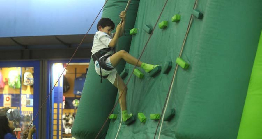 El centro comercial Los Rosales celebra sus veintiún años de referencia en el barrio