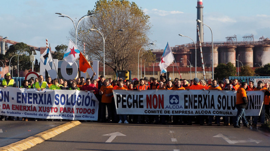 Los operarios de Alcoa trasladan sus protestas a la factoría de San Cibrao