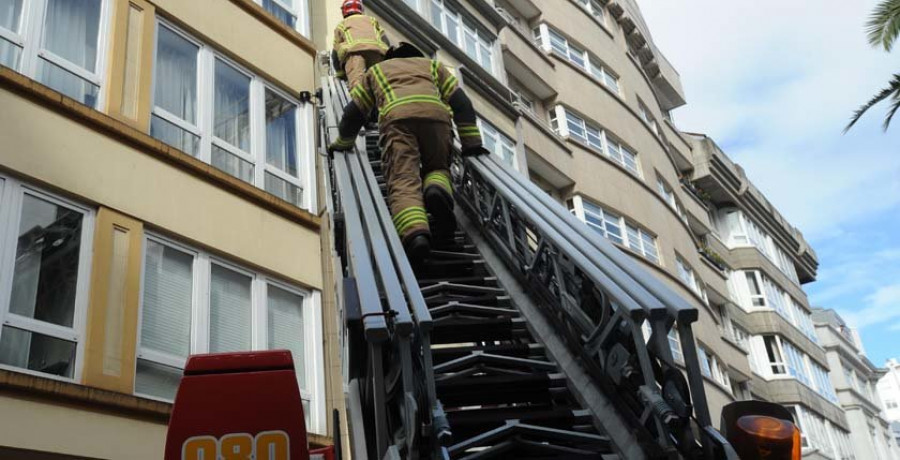 El primer temporal  de otoño deja tras de sí una docena de daños en edificios  de toda la ciudad