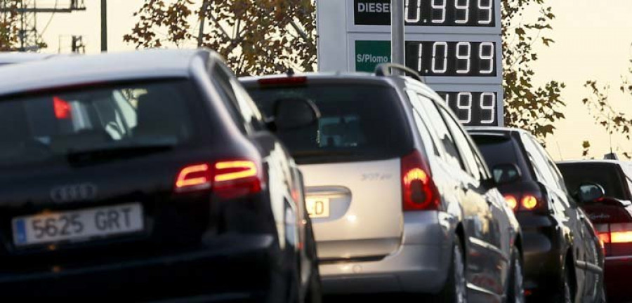 Los carburantes llegan a la operación salida con el precio más bajo desde 2009