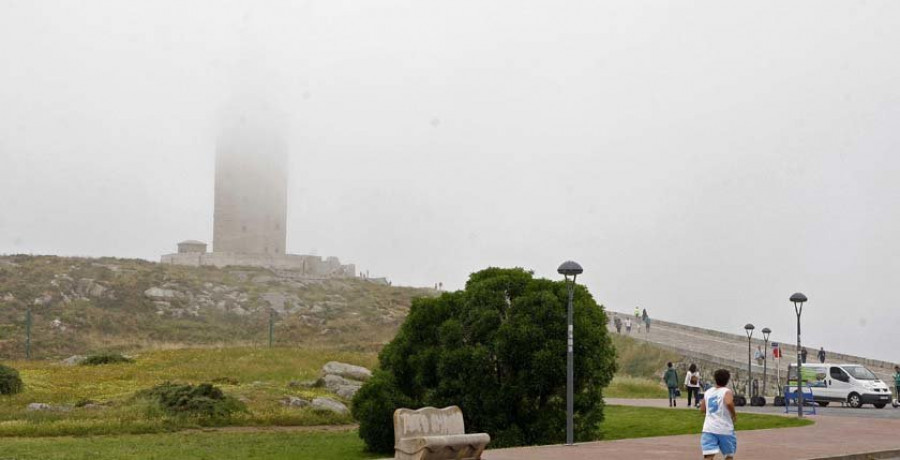 La niebla provoca tres desvíos en Alvedro y deja cientos de afectados