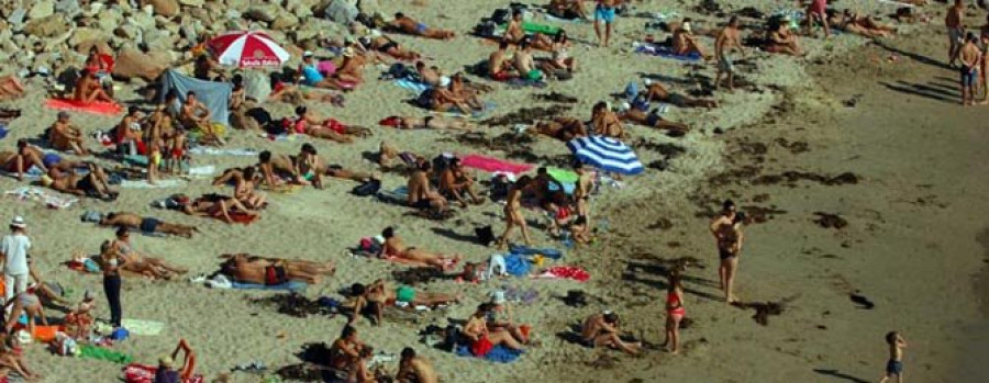 Miles de bañistas invaden los arenales  de la ciudad ante la llegada del calor