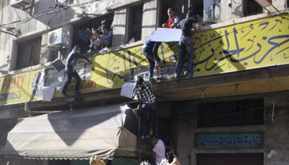 Los egipcios se echan a la calle, mientras Mursi defiende su blindaje político ante la justicia