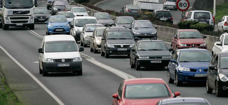 Un alcance múltiple en Alfonso Molina obliga a cortar un   carril y genera un nuevo atasco