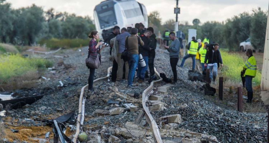 Al menos 35 heridos, dos de ellos graves, tras descarrilar 
un tren a causa de 
las lluvias en Sevilla