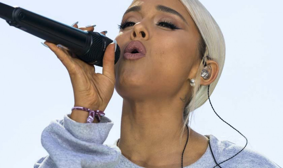 Ariana Grande se compromete 
con el humorista Pete Davidson