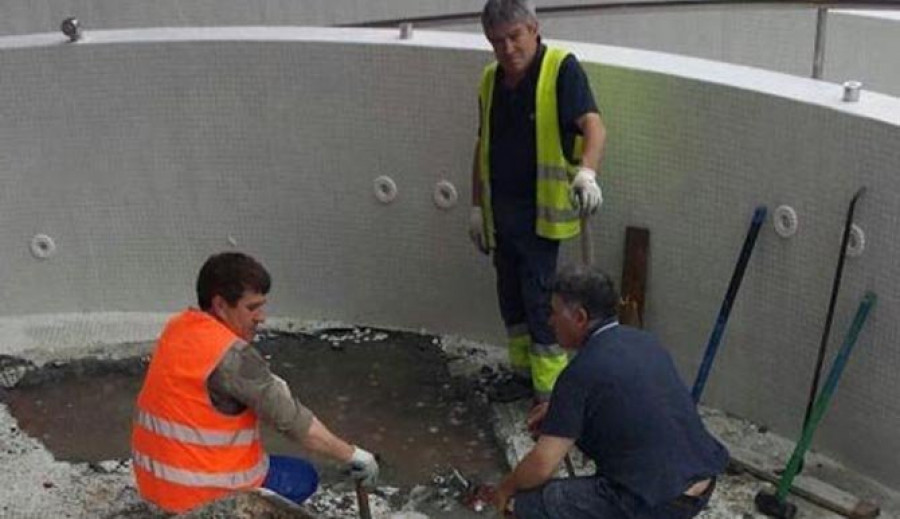 La piscina de Arteixo reanuda  su actividad con cientos de usuarios y el spa estropeado