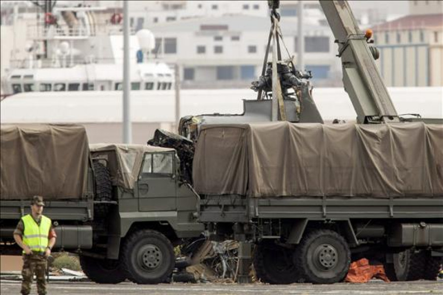 Morenés impone la Cruz del Mérito Aeronáutico a los cuatro militares fallecidos