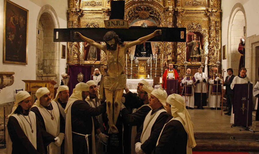 La lluvia deja dentro del templo a la procesión del Amor, el Perdón y 
la Misericordia