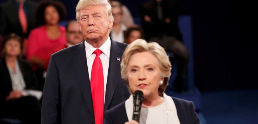 Trump se enfrenta a Clinton en medio de la batalla contra su propio partido