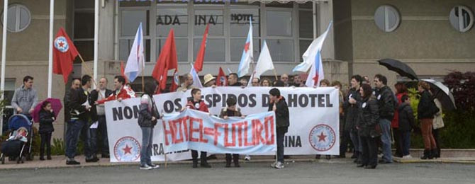 Los empleados del hotel de Sada exigen en las calles una solución