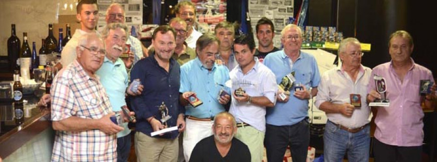 Casi 80 aficionados se reúnen en  una competición de pesca fondeada