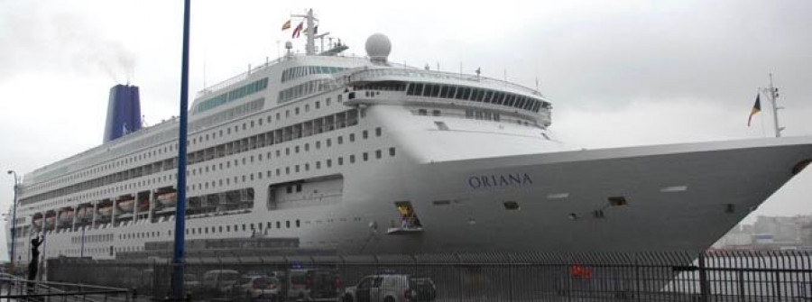 Alrededor de 2.000 turistas atracan en la ciudad abordo del crucero “Oriana”