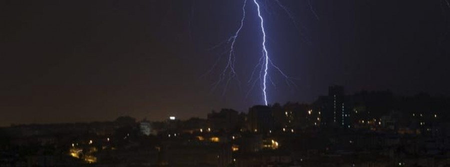 Una tormenta deja mil rayos en Galicia y hasta cuarenta litros de lluvia por metro cuadrado