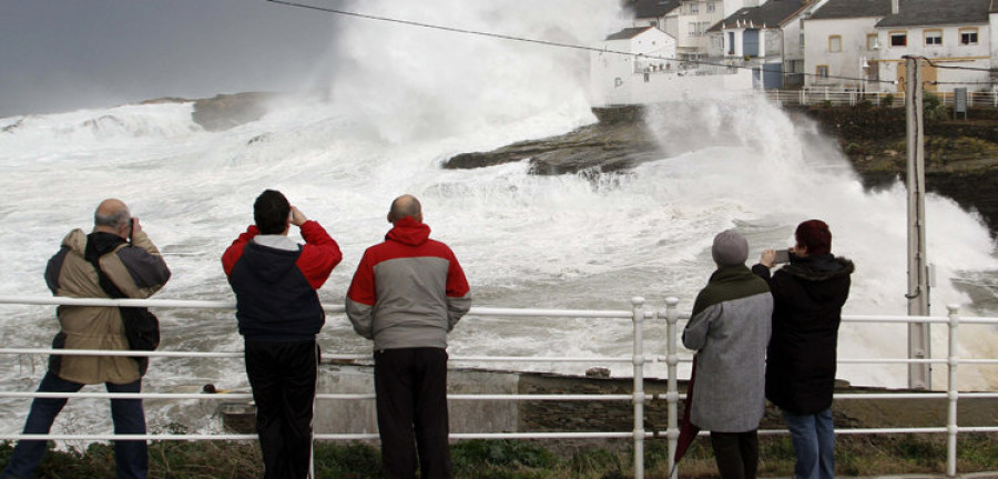 Olas de entre cinco y ocho metros en el litoral gallego y más de cinco centímetros de nieve en la montaña