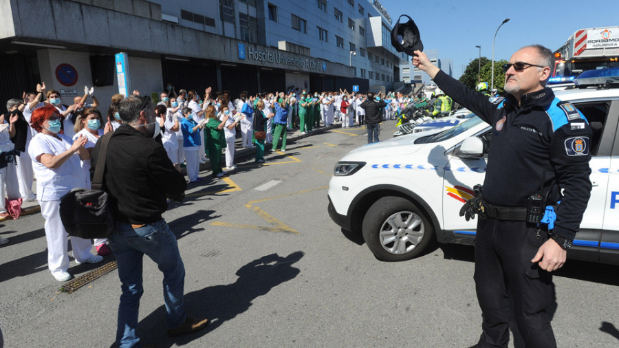 Sanitarios y agentes de la autoridad renuevan fuerzas con un homenaje