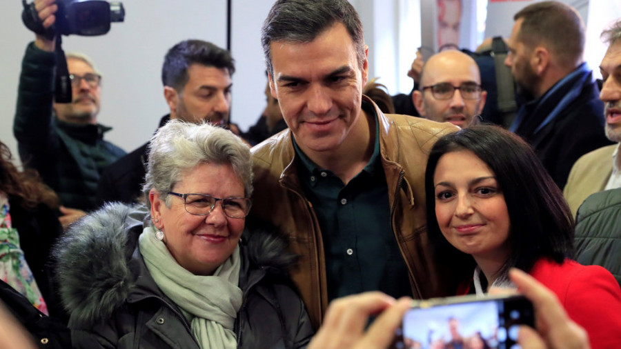 La oposición critica la consulta del PSOE y pide detalles del pacto con Podemos
