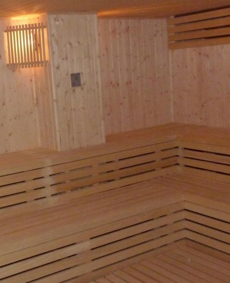 La concesionaria de la piscina municipal de Betanzos mejora la instalación con una sauna