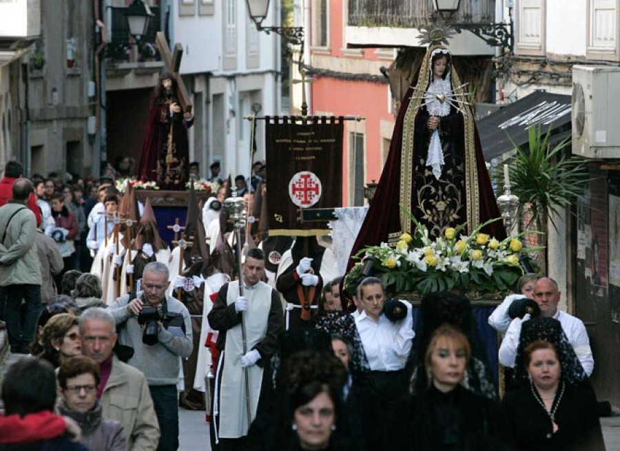 La procesión de la Soledad recorre la Ciudad Vieja entre miles de coruñeses