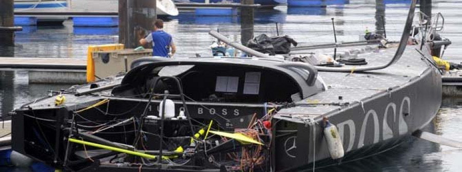 El catamarán “Hugo Boss” llega al puerto tras sufrir una avería
