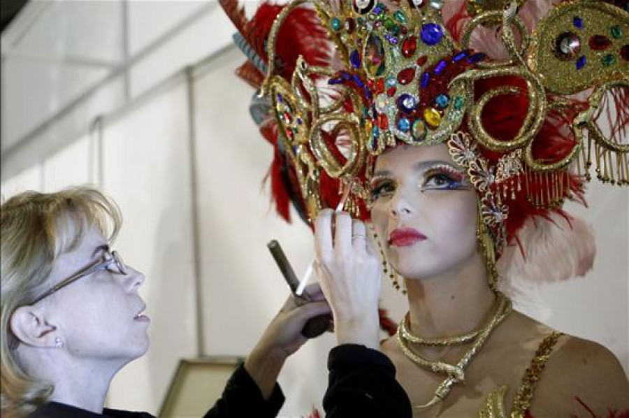 Continúa en la UCI la candidata a reina del carnaval de Tenerife