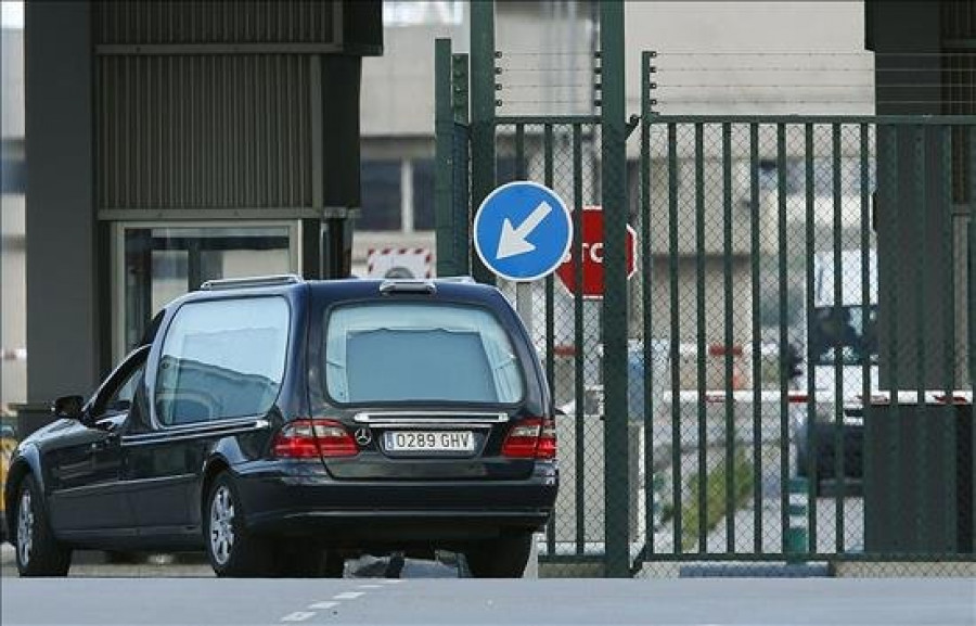 El Prat recibe con silencio y dolor la llegada de las víctimas de Germanwings