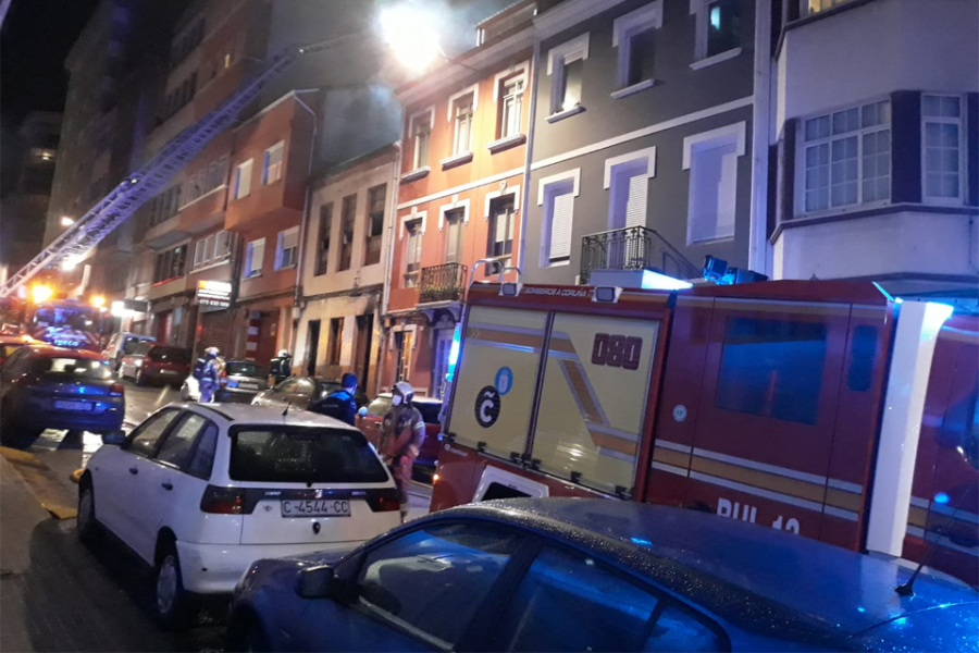 Un incendio devora una casa okupada en Os Mallos