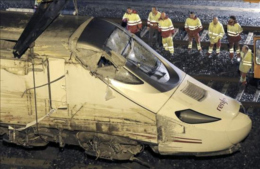 Los operarios retiran de la vía la máquina del tren siniestrado