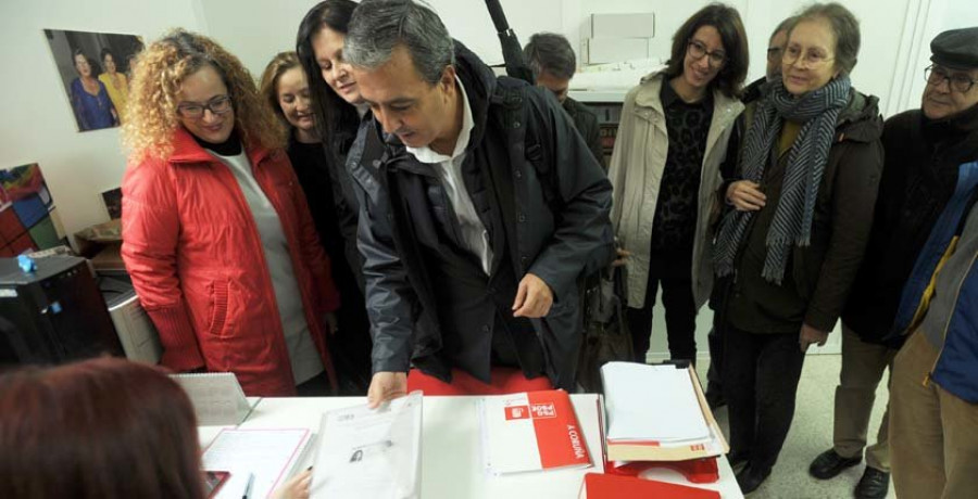 Tres candidatos del PSOE trabajan para conformar un frente común contra García