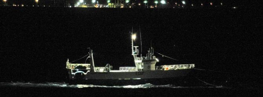 Remolcan un barco con once tripulantes a bordo que encalló al pie de la Torre de Hércules