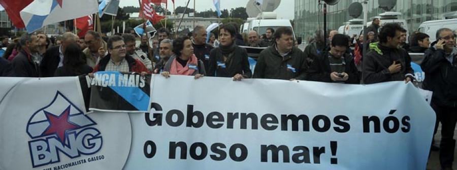 Trescientas personas vuelven  a clamar en la calle “Nunca Máis a las mareas negras”