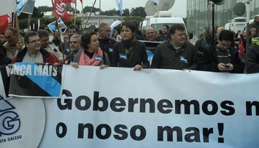 Trescientas personas vuelven  a clamar en la calle “Nunca Máis a las mareas negras”