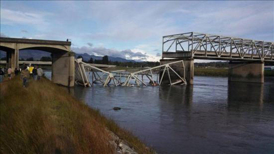 Un puente se derrumba en EE.UU. mientras soportaba un tráfico fluido