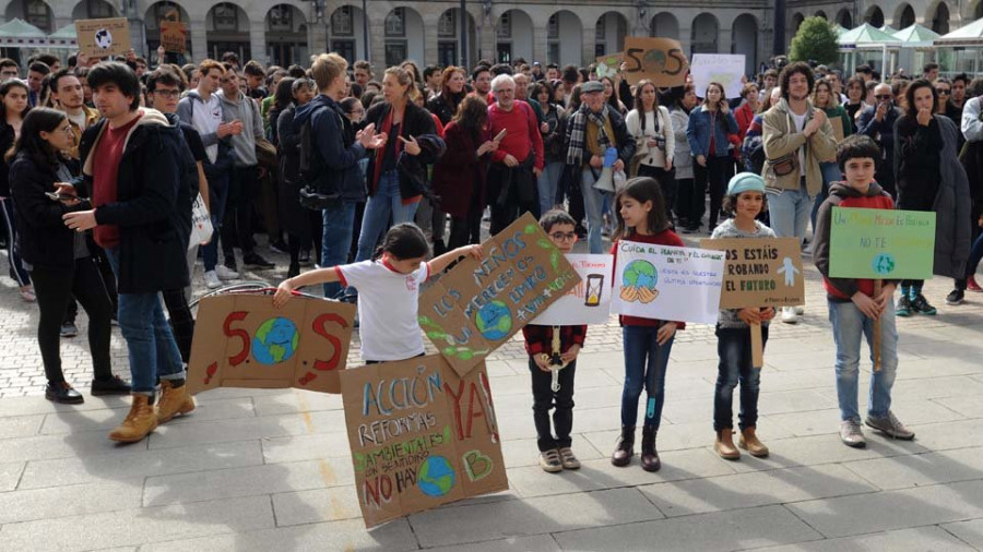 Cientos de estudiantes se concentran en María Pita para concienciar del cambio climático