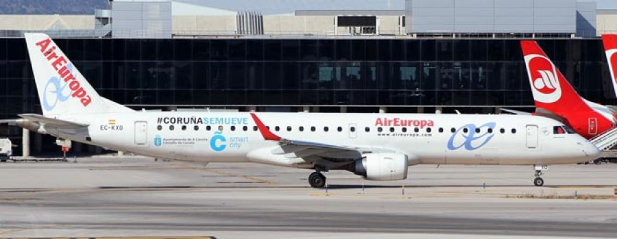 Air Europa rotula uno de  sus aviones con el lema  municipal “Coruña se mueve”