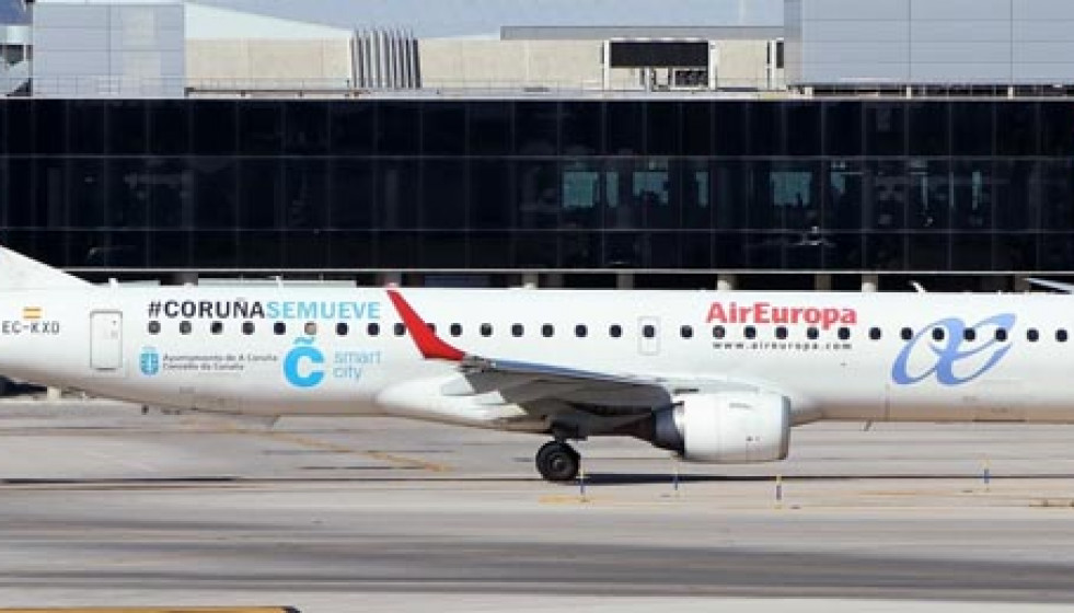Air Europa rotula uno de  sus aviones con el lema  municipal “Coruña se mueve”