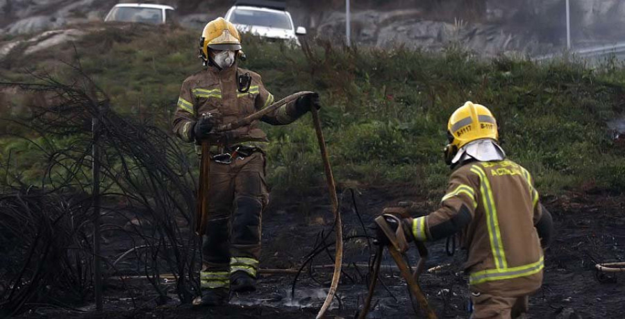 Los bomberos extinguieron un incendio que amenazó el tráfico  de la Tercera Ronda