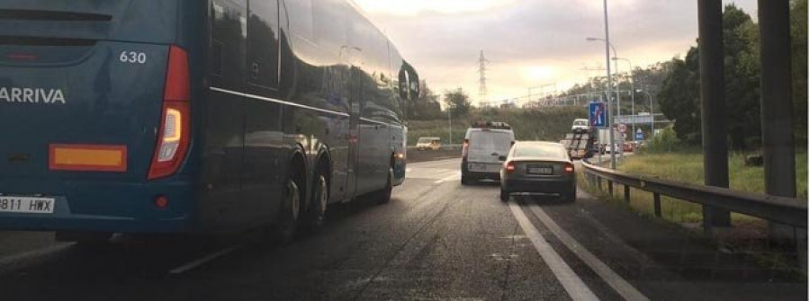 Dos heridos en una colisión múltiple  en la autopista a la altura de Cambre