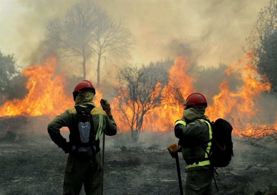 Un nuevo incendio forestal arrasa y calcina Boiro