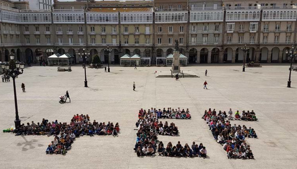 Escolares coruñeses celebran en la plaza de María Pita el Día de la Educación Física en la Calle