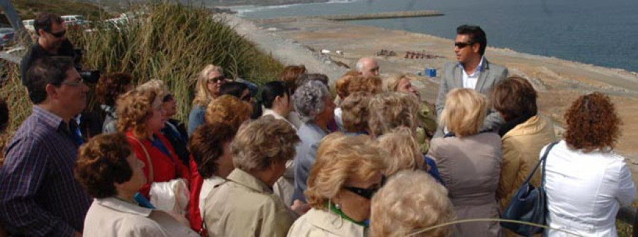 Las visitas organizadas al Puerto Exterior se duplican durante  el verano ante la alta demanda