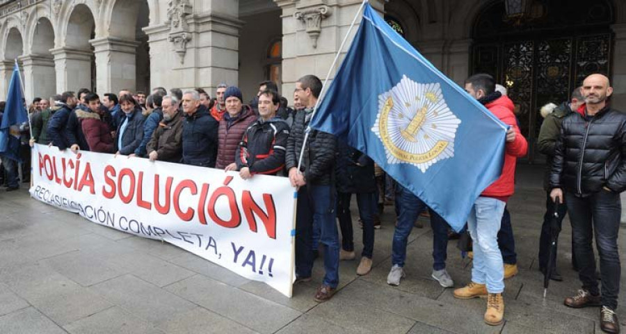 Policías locales lanzan petardos para exigir la adecuación salarial